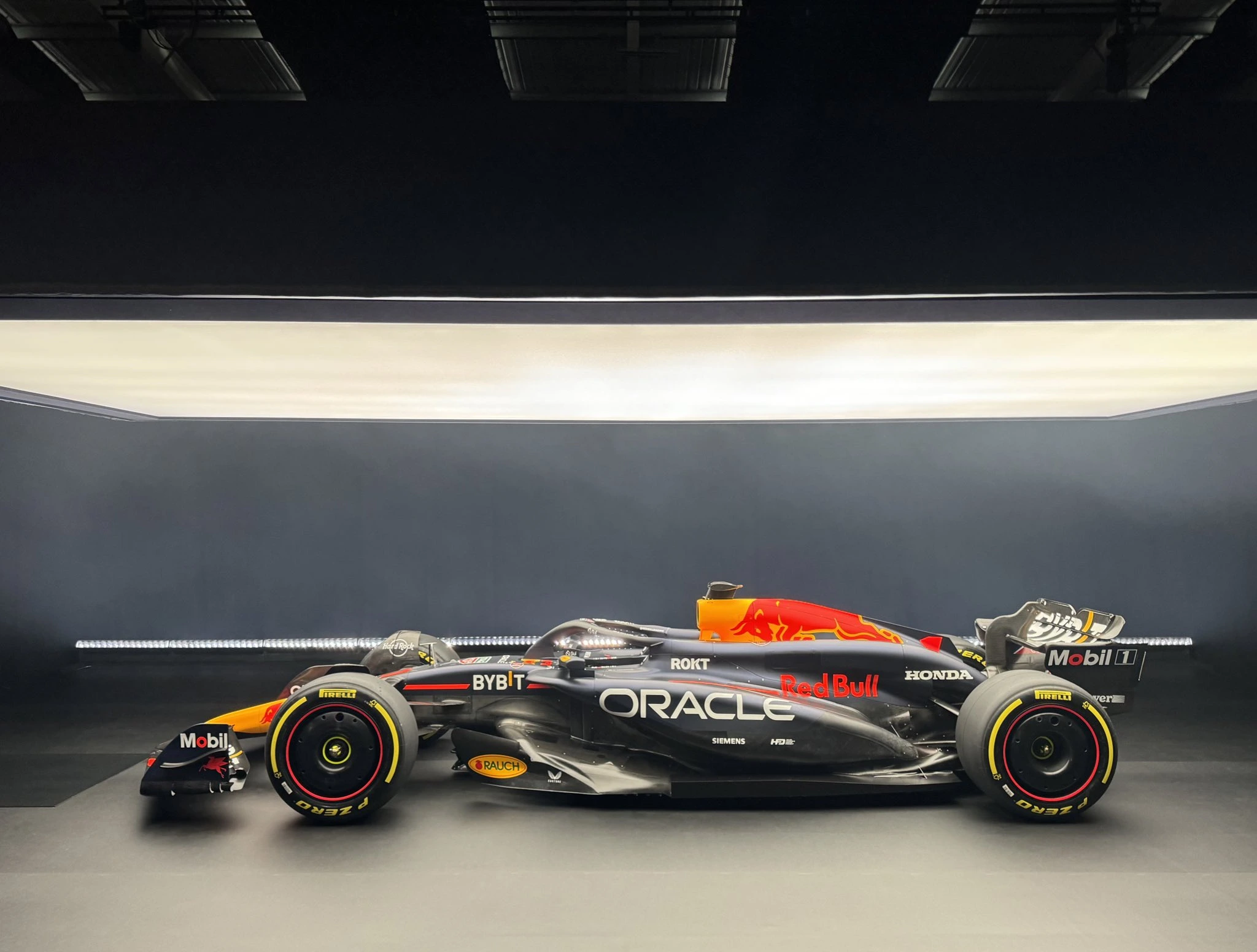 Vista laterale della nuova Red Bull RB20