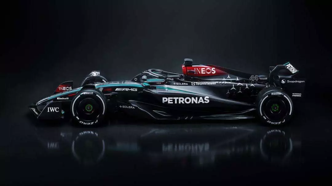 Vista laterale della nuova Mercedes W15